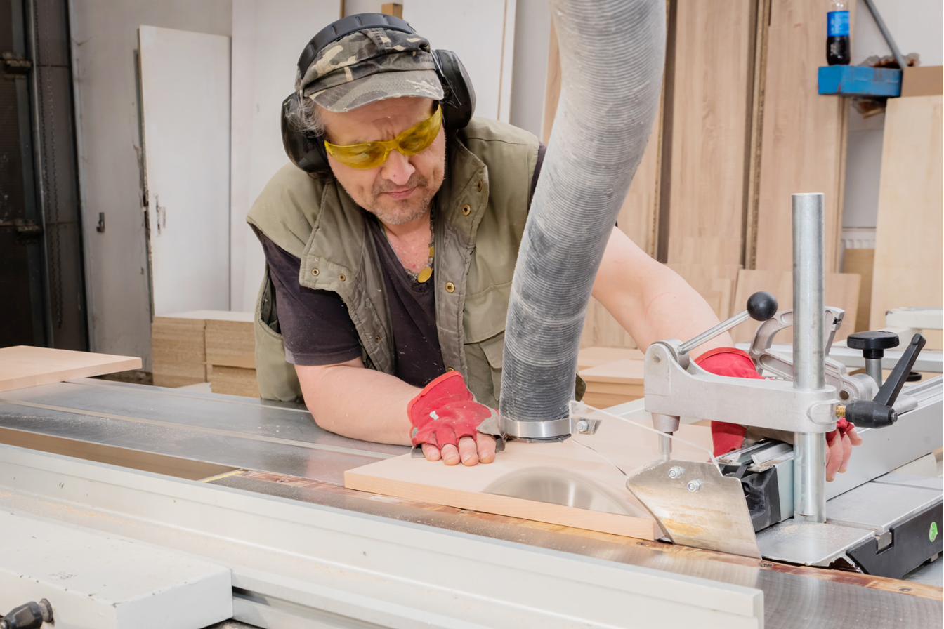 Mitarbeiter an der Formatkreissäge in der Produktion